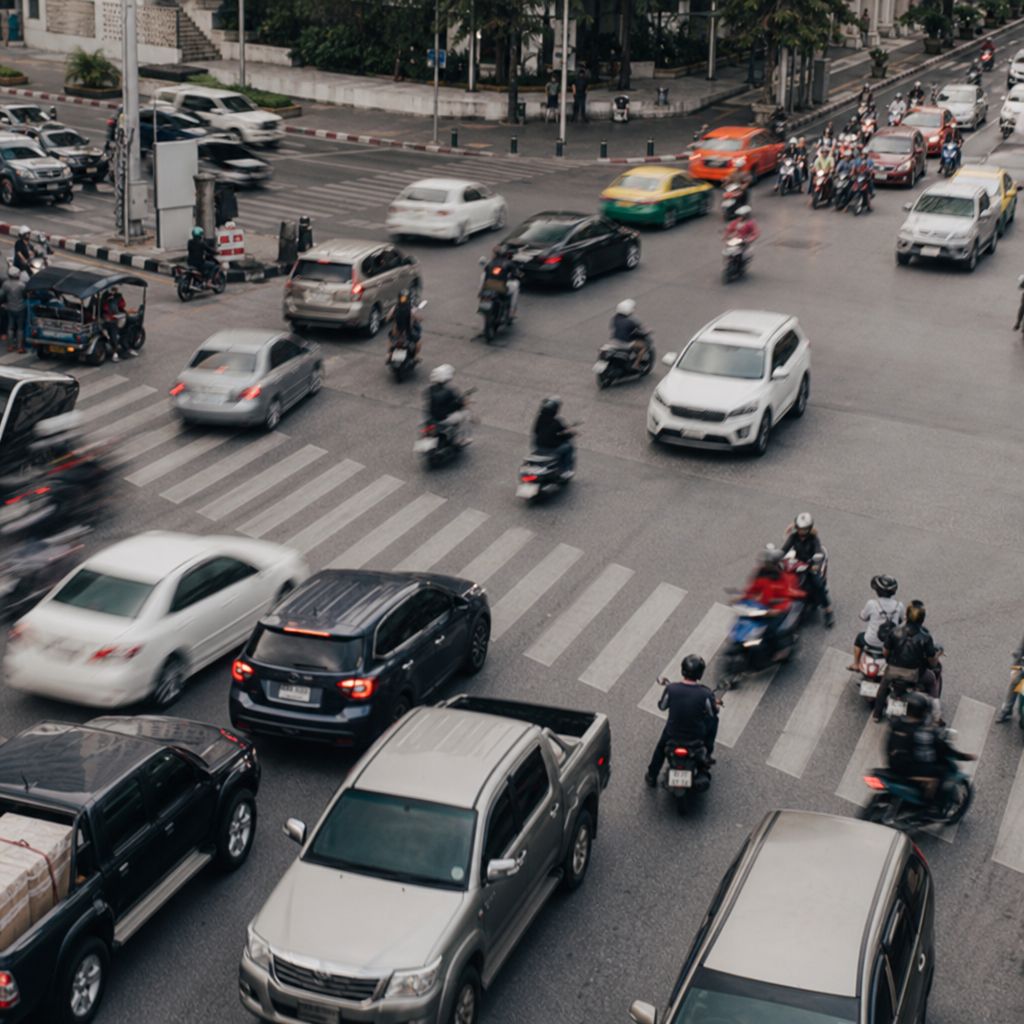 Motosiklet sayısı yoğun olan kavşakta trafik akışı